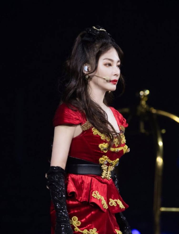 张雨绮《浪姐》新造型曝光,穿婚纱仙气十足,红色套装大秀长腿