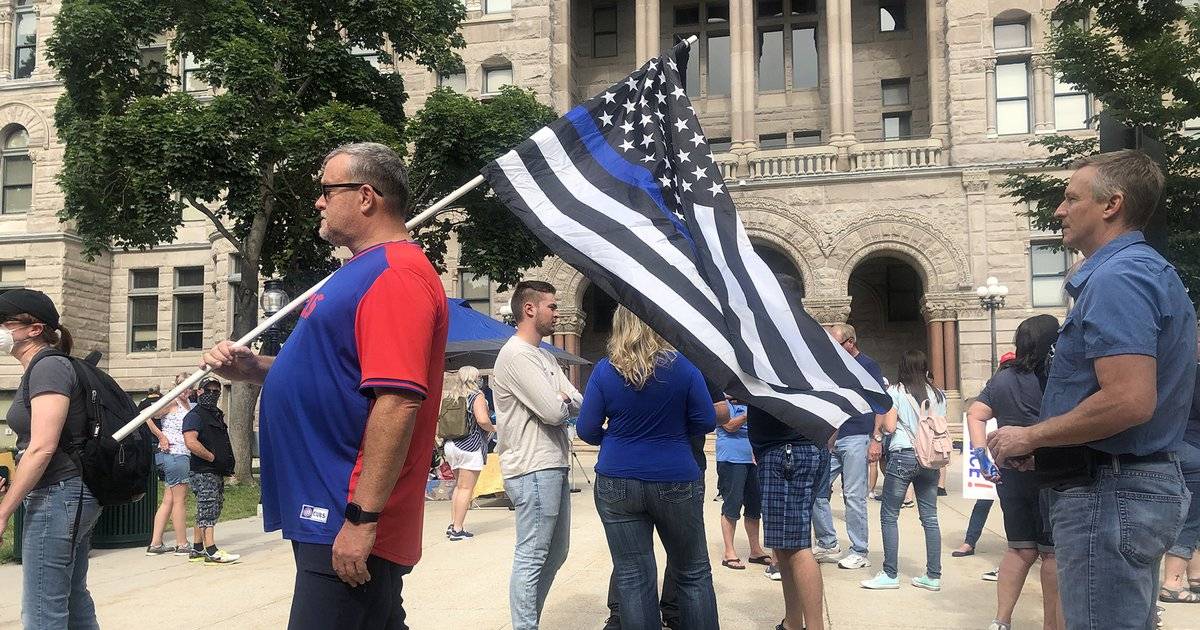 "细蓝旗"代表支持警察喋血的枪战2020年8月29日晚,波特兰混乱的第96天