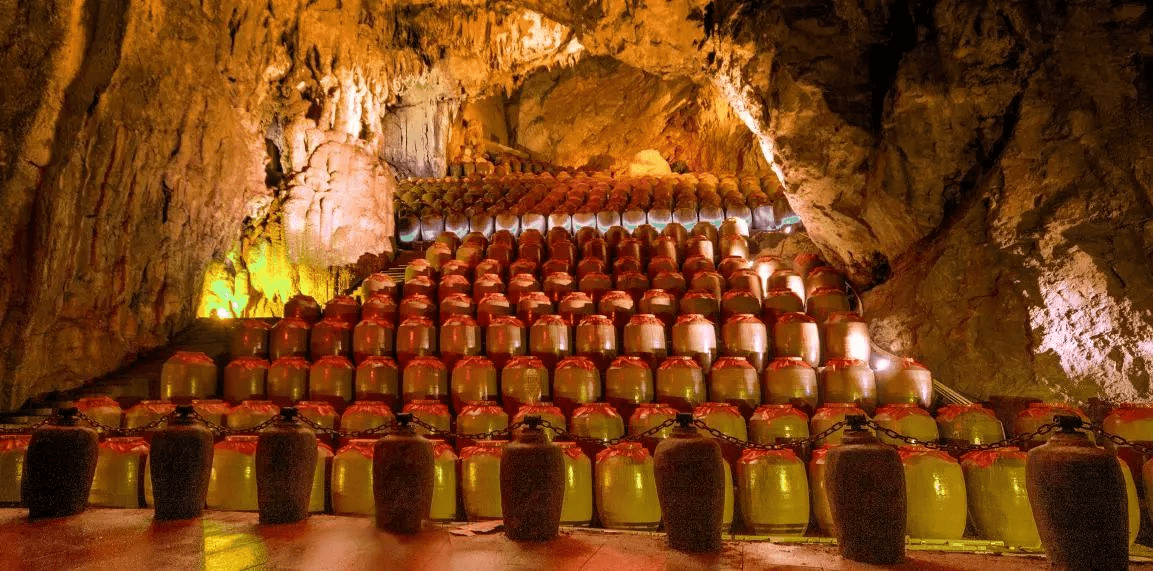 郭大师酒天然洞藏成就柔雅酱香白酒