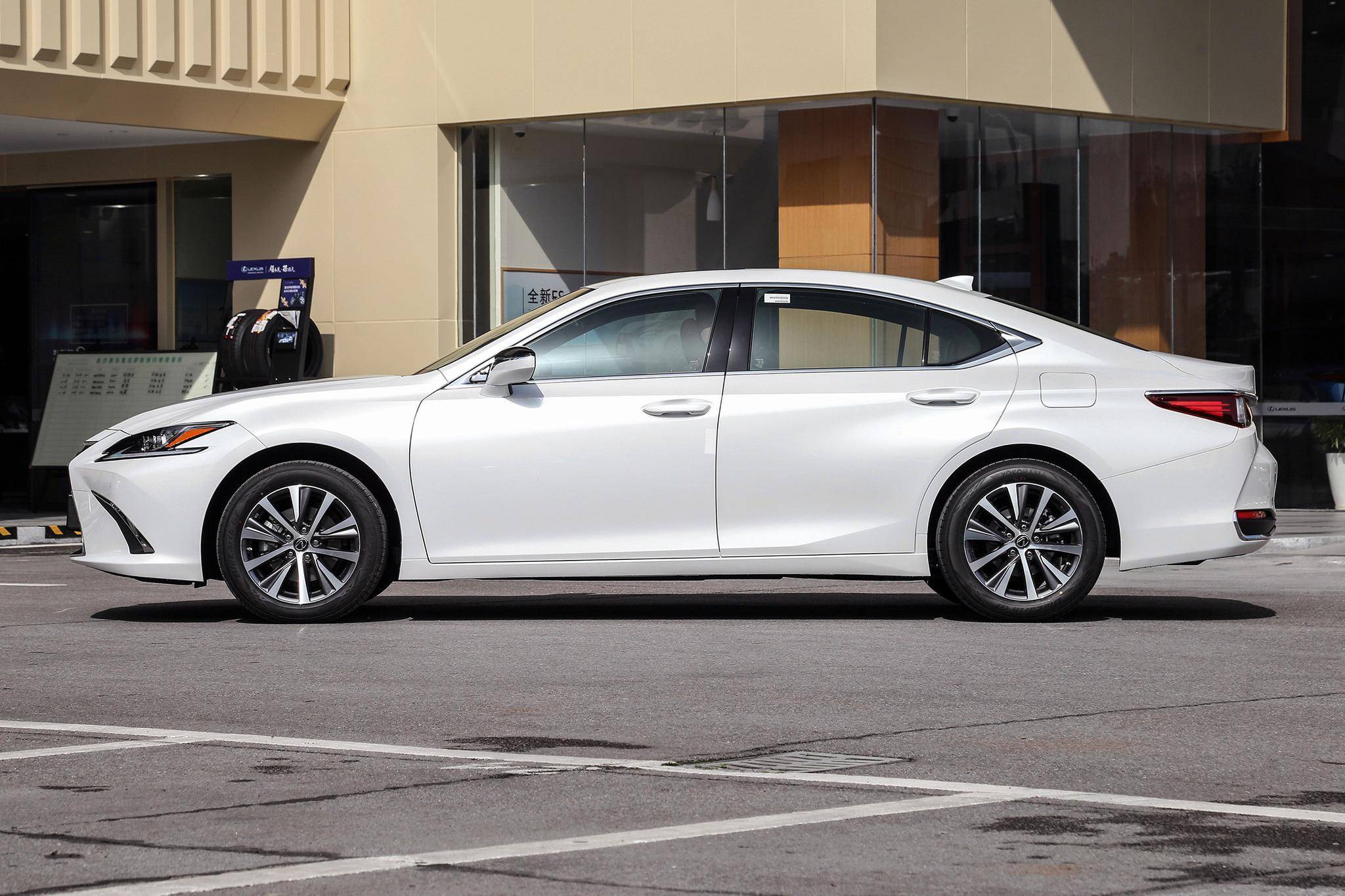 雷克萨斯es200卓越版入门车型也同样表现优秀