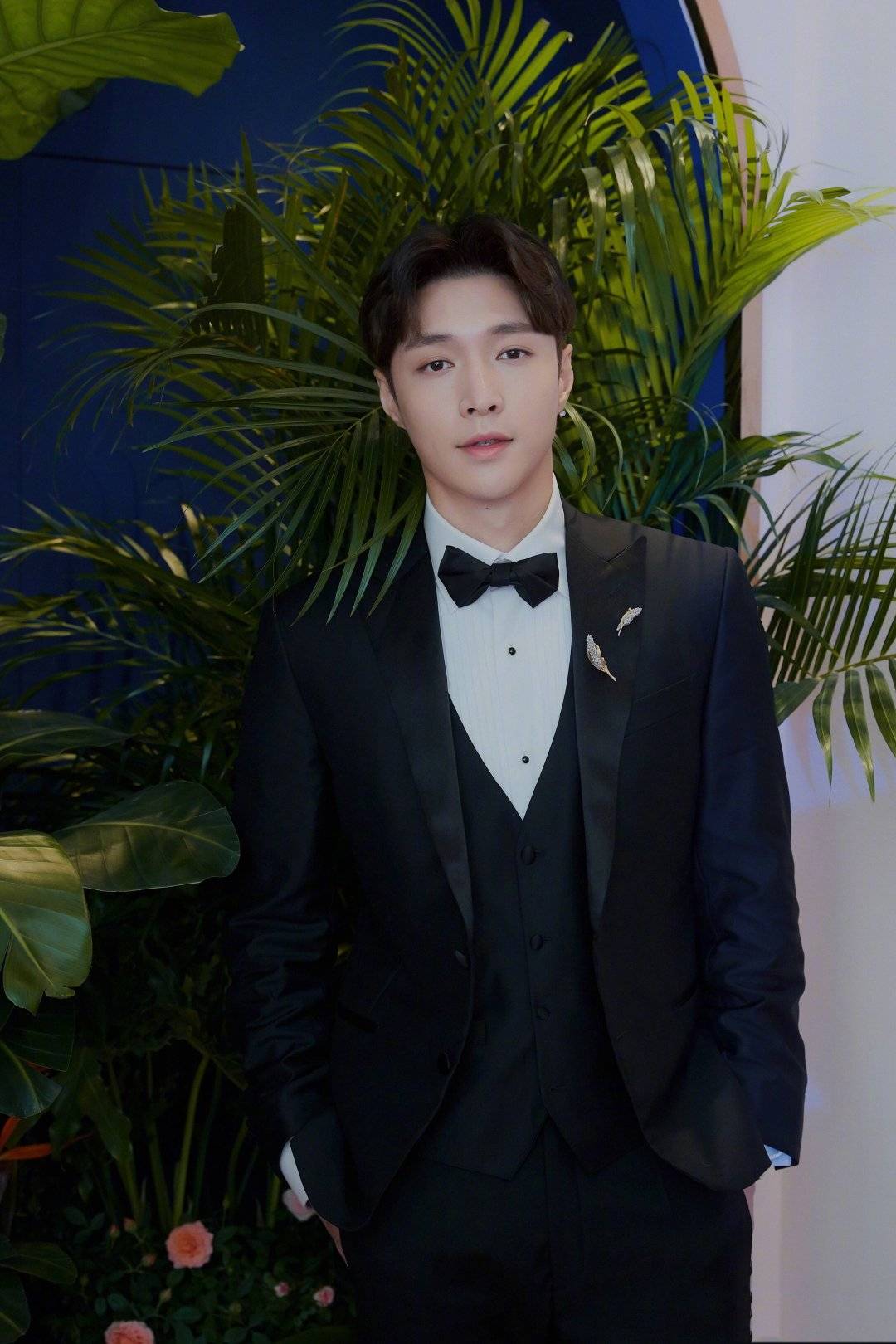 蔡徐坤霸道,王一博邪魅,张艺兴呆萌,男明星穿正装谁最亮眼