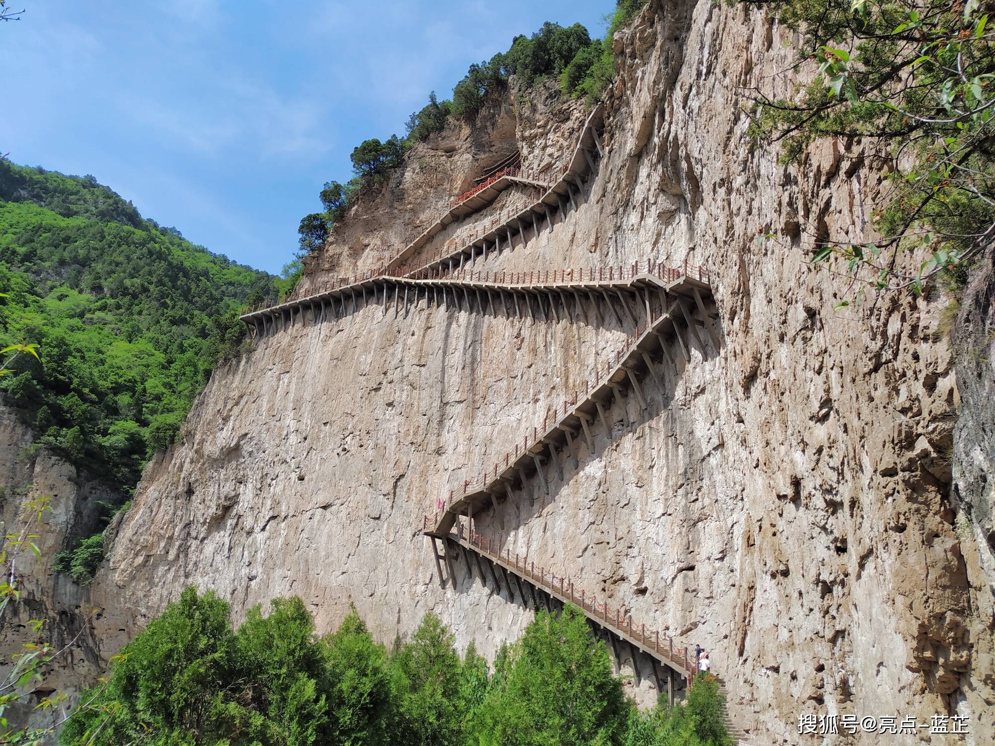 绵山一绝—空中挂铃铛,惊险—悬璧栈道