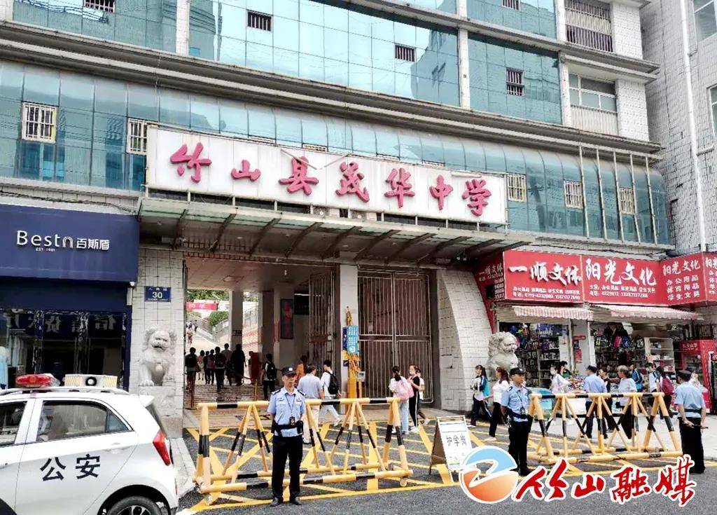 治安等警种及城关派出所警力于凌晨7时即分组前往茂华中学,张振武小学