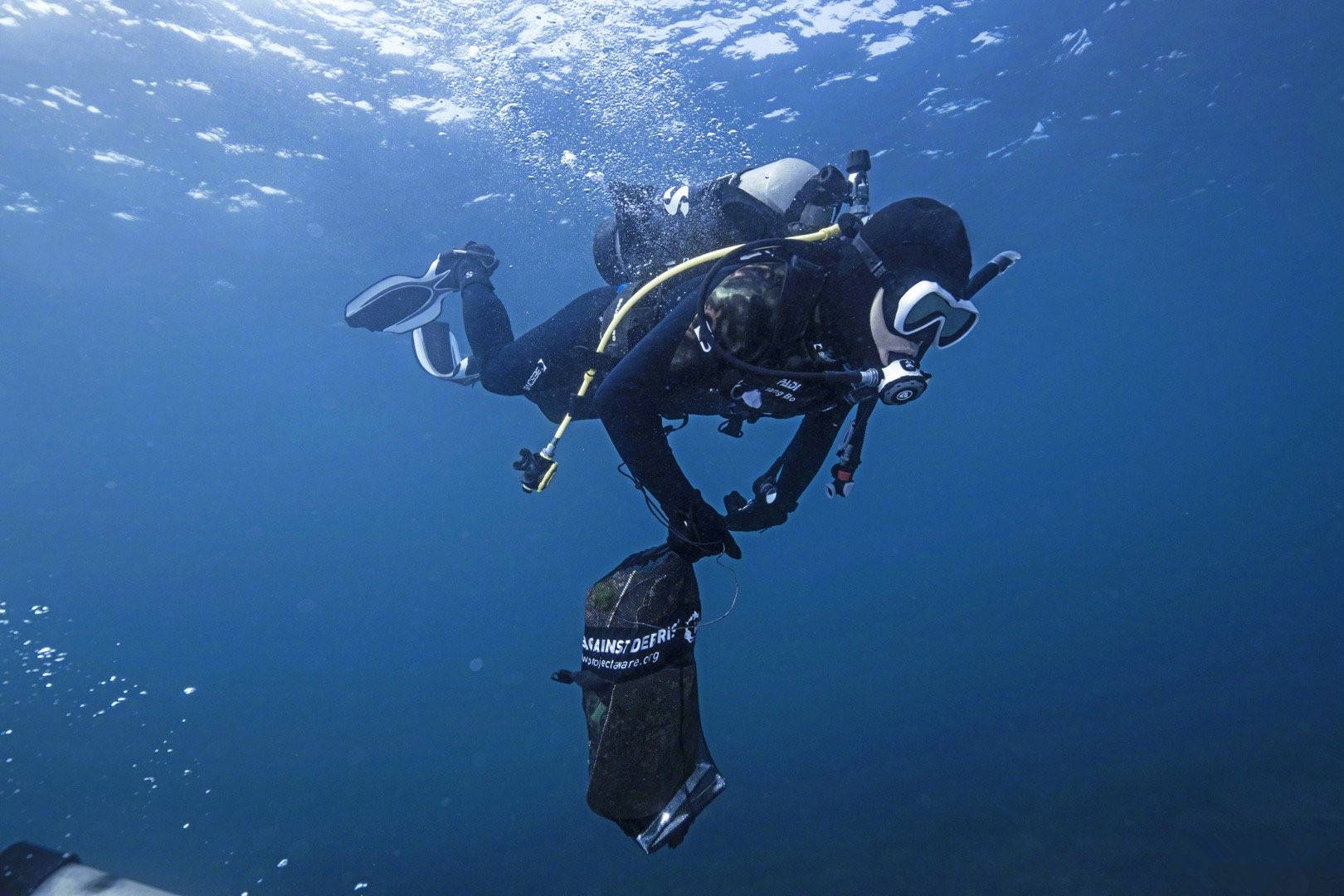 黄渤:青岛"扎猛子"潜入海底清垃圾