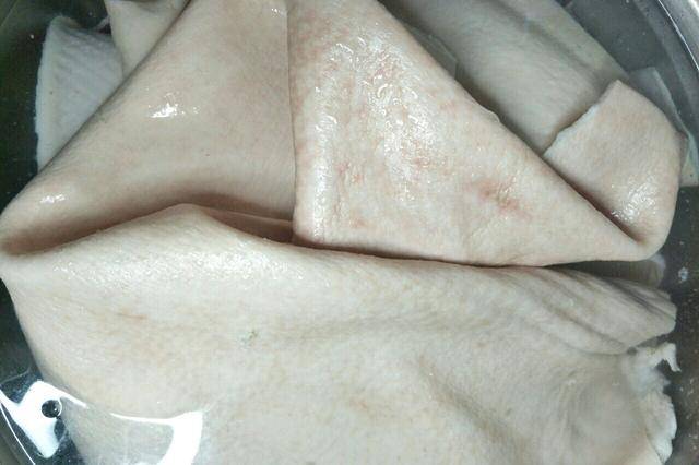 做菜时猪皮不要扔掉,这样做一做,q弹不腻,蘸上酱汁酸爽可口