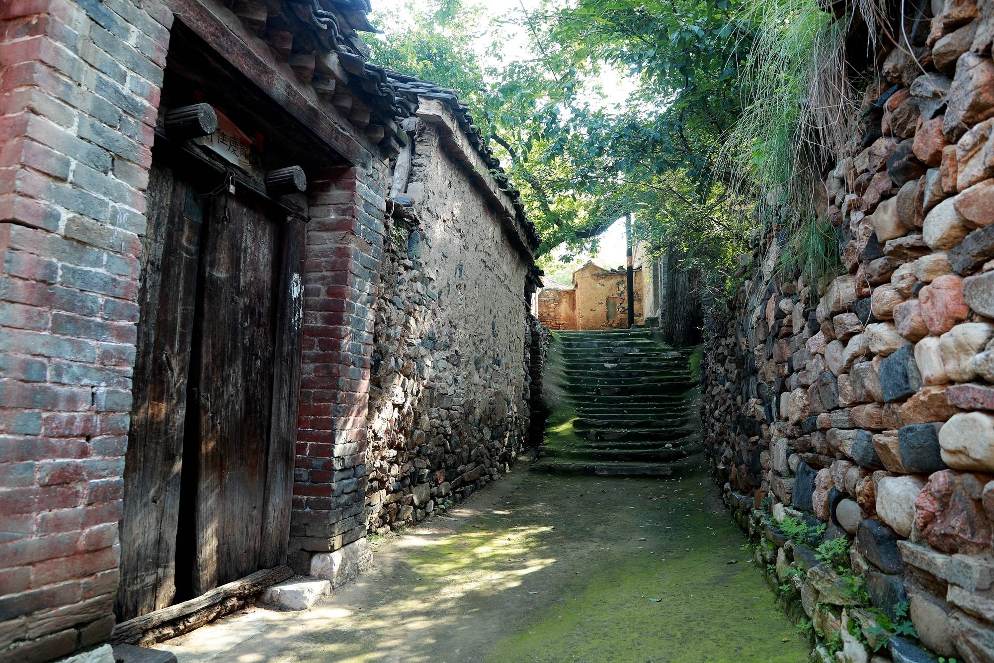 龙华河流经最窄的地方,所以细腰村因此的名,村后有盂县有名的劈裂尖