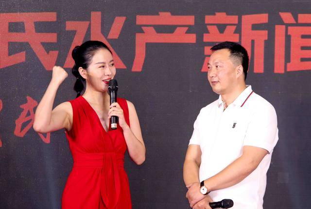 发布会上,著名影星,中华慈孝文化大使叶璇以周氏水产形象代言人的身份