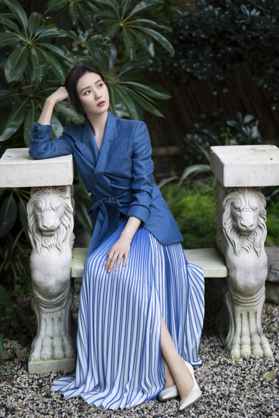 刘诗诗最新造型曝光 蓝色西装搭条纹裙温婉大方
