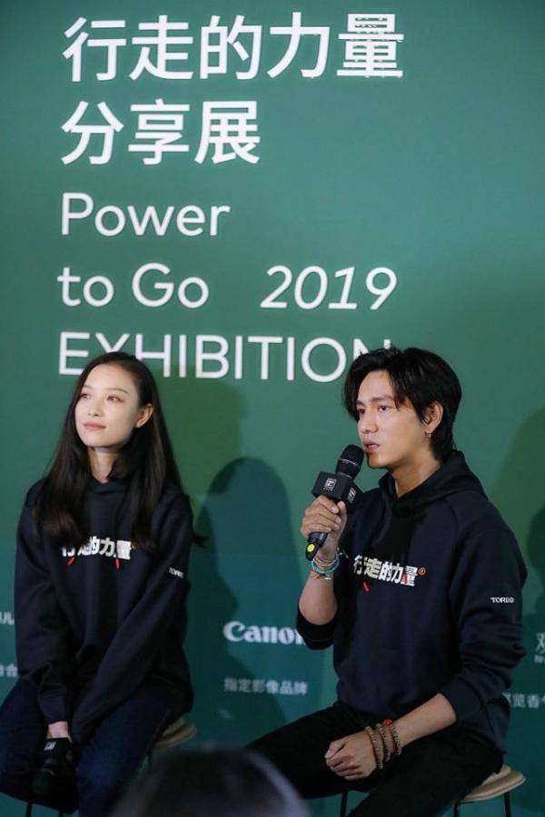 倪妮与陈坤同框似一个年龄段一身运动造型看着很慵懒