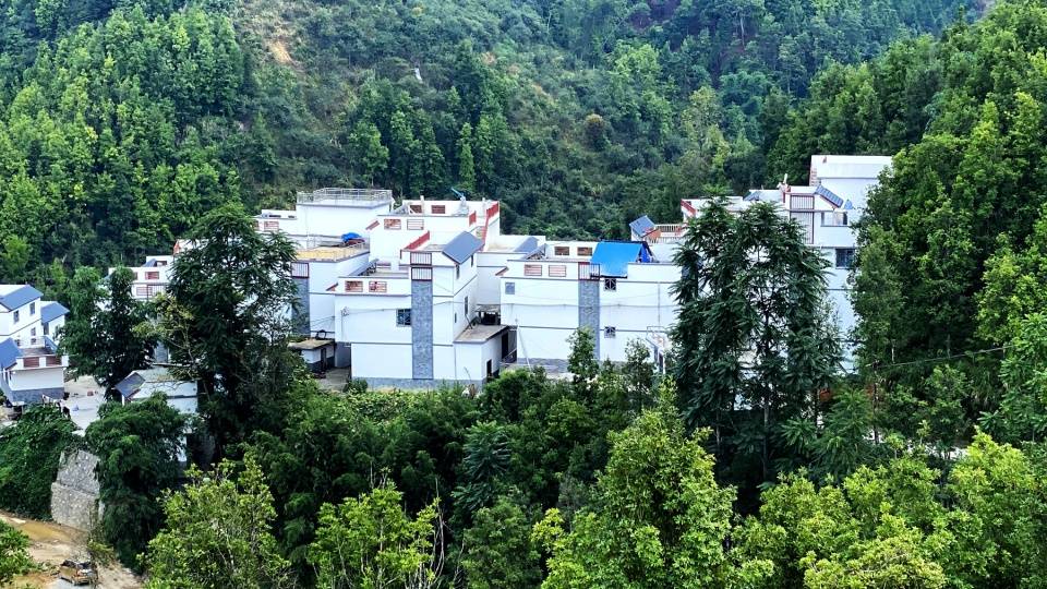 广西巴马的那社乡祥兰村天蓝云白稻香祥云朵朵那么美