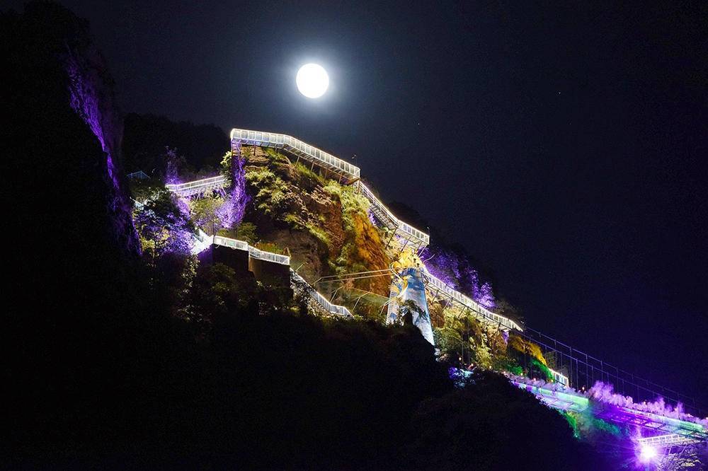 马仁奇峰奇妙夜正式开启，赢康为景区设计精品夜游项目