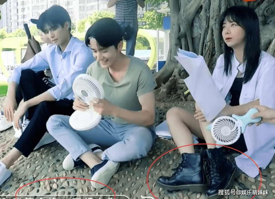 给贺子秋"闻鞋子",谭松韵拍戏前一个举动,尽显女明星的体面