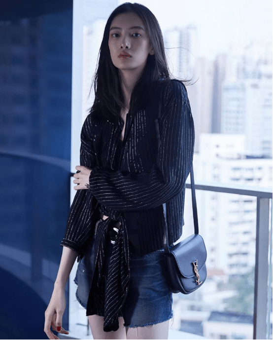 原创67cc项蝶婧的穿搭简约又高级露肩设计衬衣搭配牛仔裤温柔又清纯