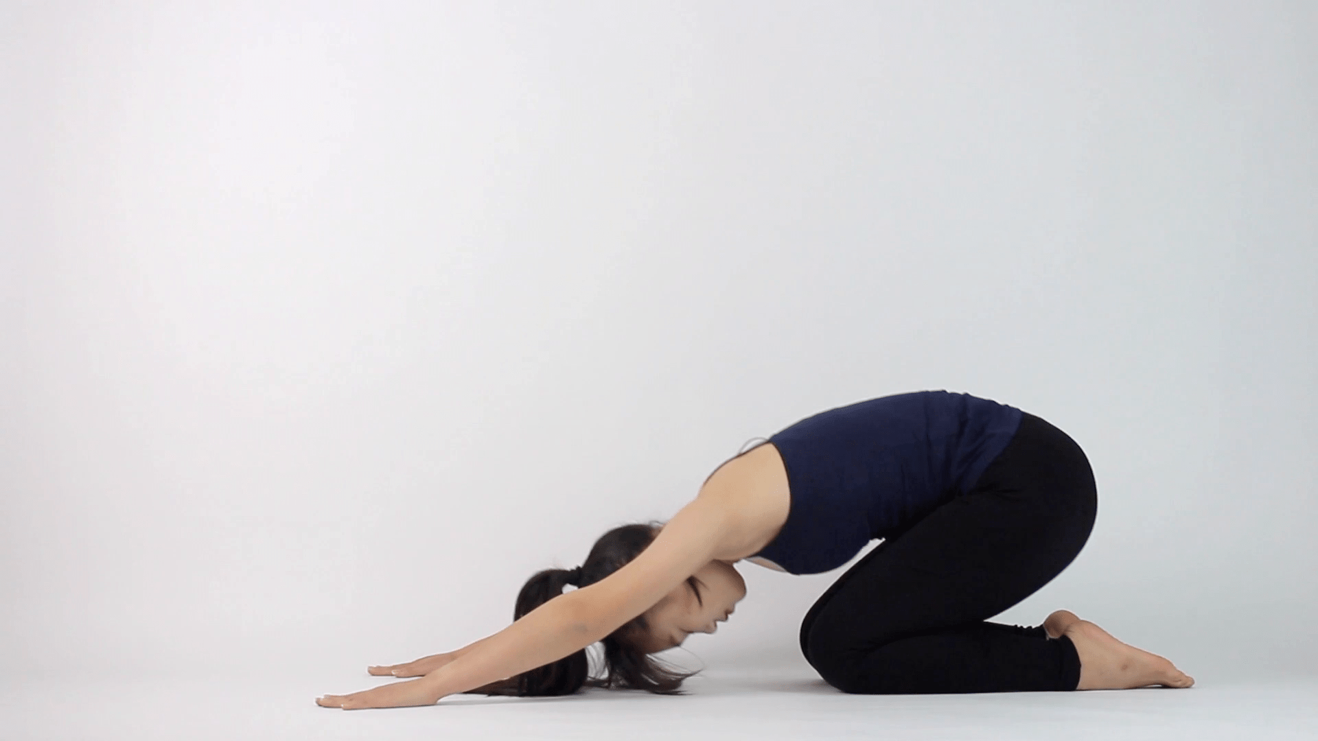 瑜伽帮助你放松身心下犬式