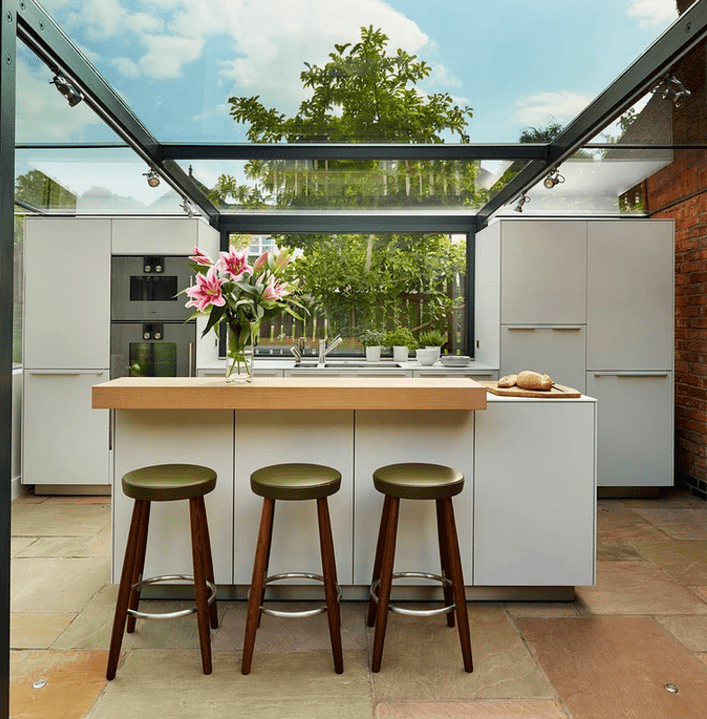 在院子里搭建一间玻璃房,打造成精致的小厨房.