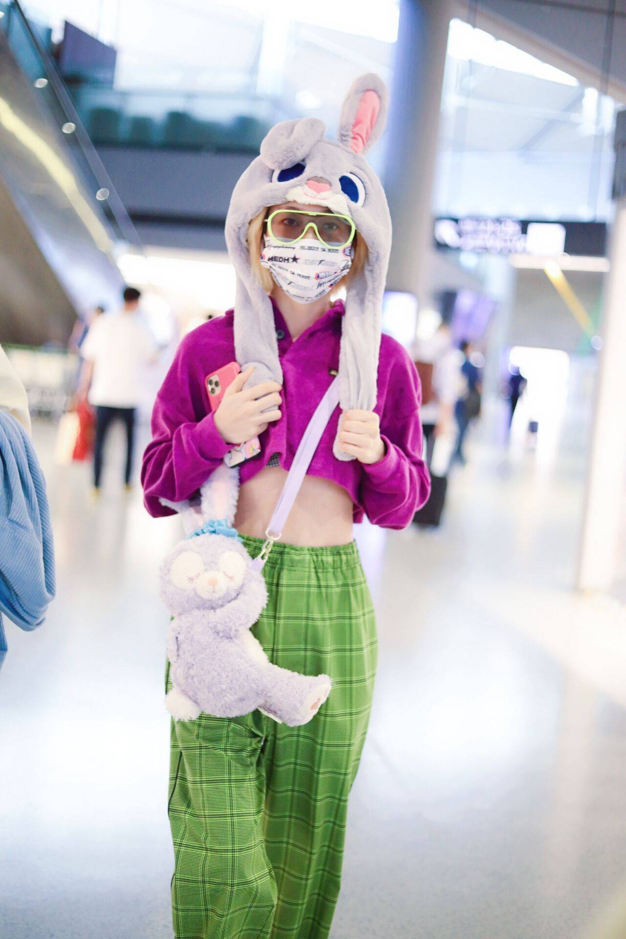 乃万机场私服更新,大胆玩转撞色潮流,又美又飒