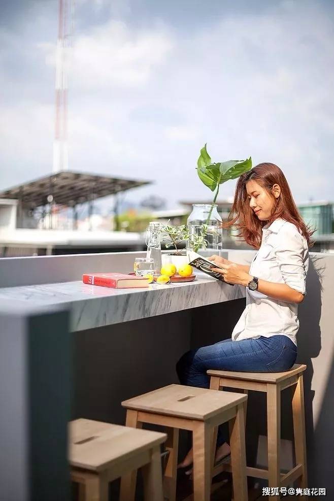 那样的院子吧台实在太应情了也可以静静地品味生活苦与乐即便一个人泡