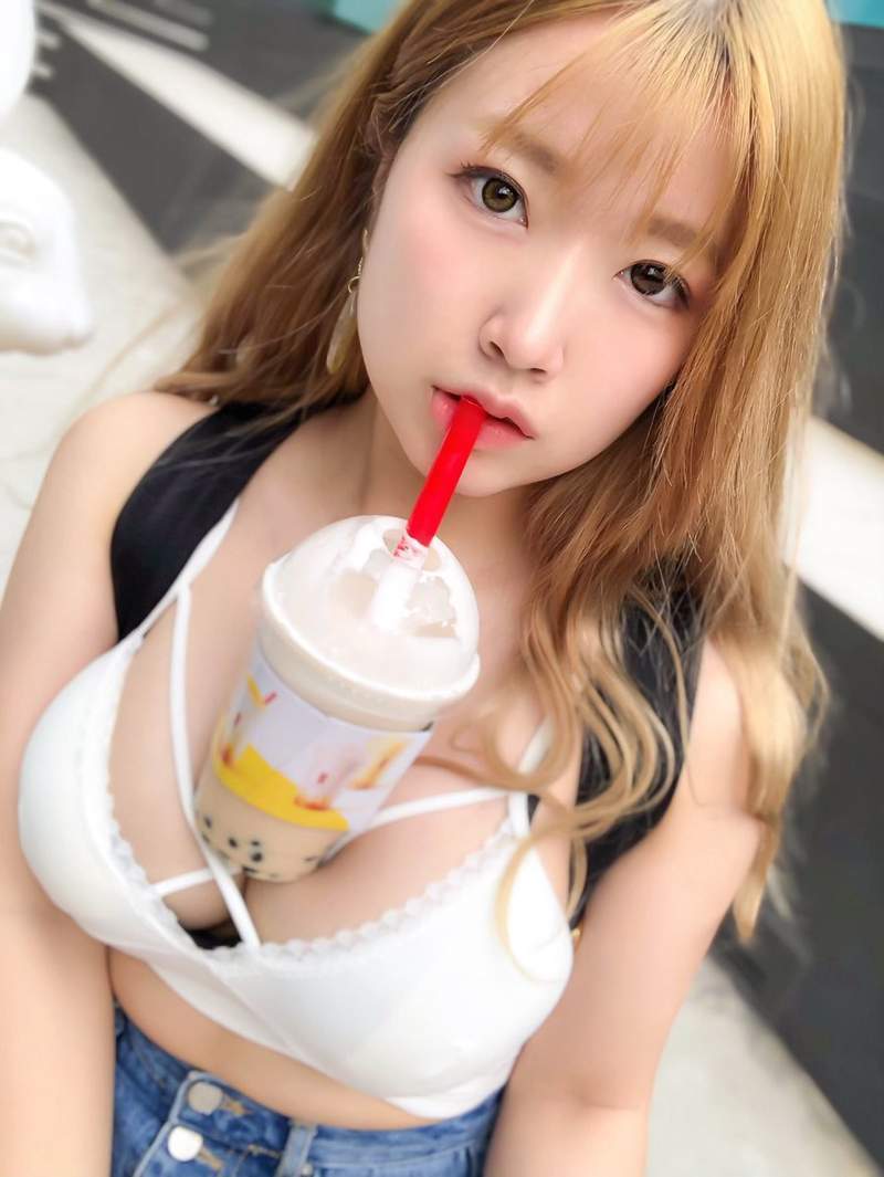 日本女孩@用欧派捧珍珠奶茶 可以感受到奶香(2) 涨姿势 热图2
