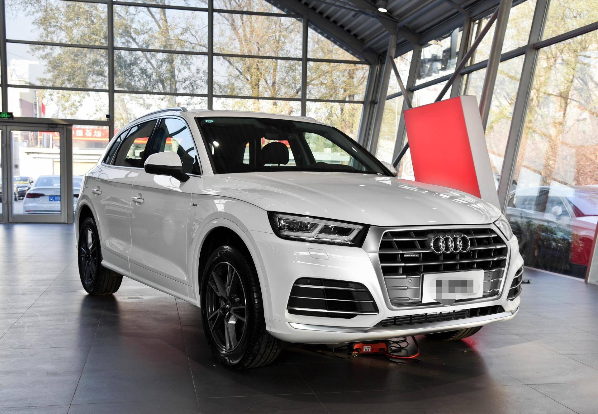 首台奥迪q5sport版亮相街头,2.0t加速仅7秒,比宝马x4帅气!