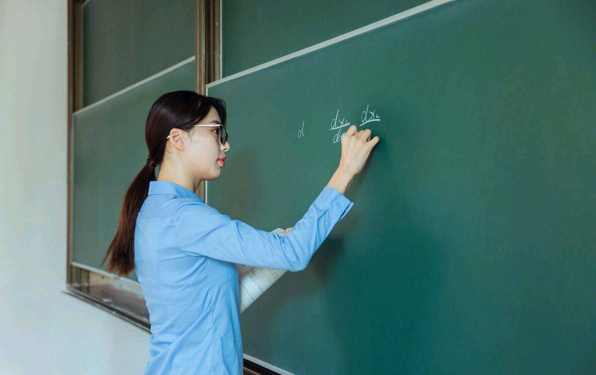 家长很生气:忍不了了,每个学期都是代课老师上课,何时是个头啊