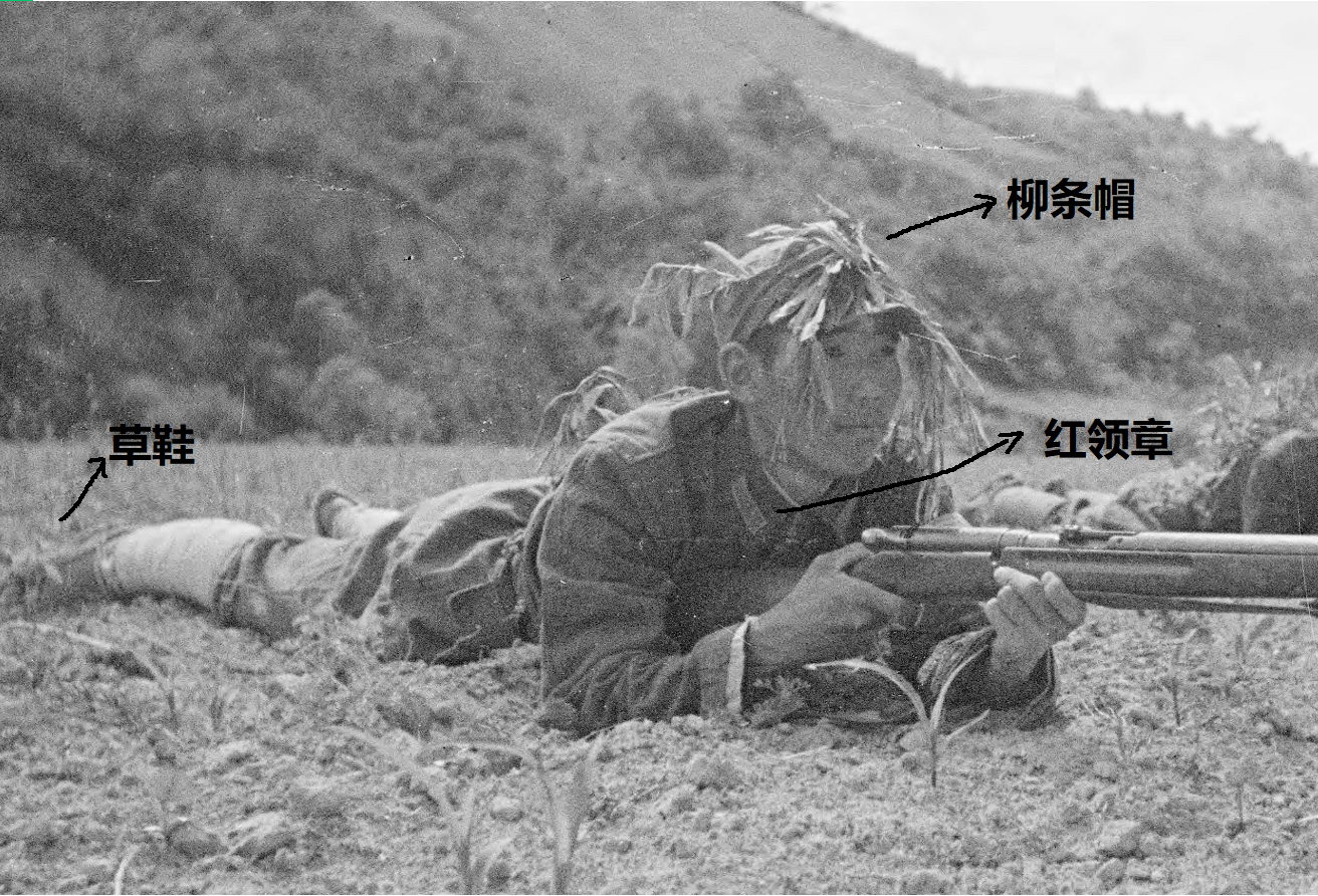 头戴柳条帽,匍匐射击的八路军,显示出极高的单兵战斗素养!