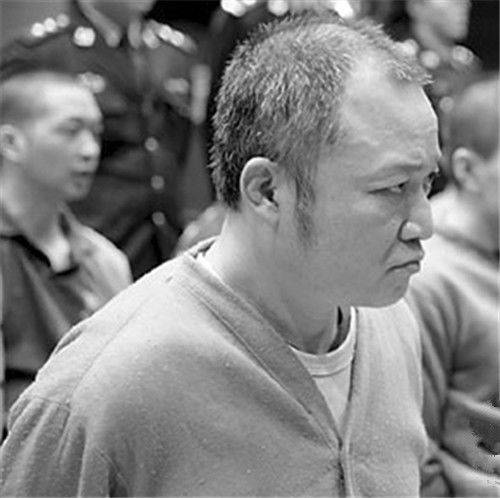 广州最狠黑老大,手下马仔随意打杀,法庭上目露凶光,拒不认罪_伍志坚