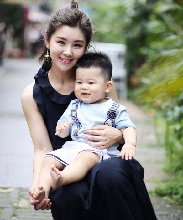 她是冯巩女儿出道18年不拍吻戏今34岁被宠成公主