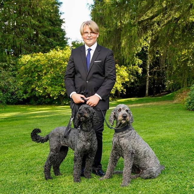 原创挪威王子穿西装好滑稽体重飙升成胖墩合照被高颜值姐姐抢风头