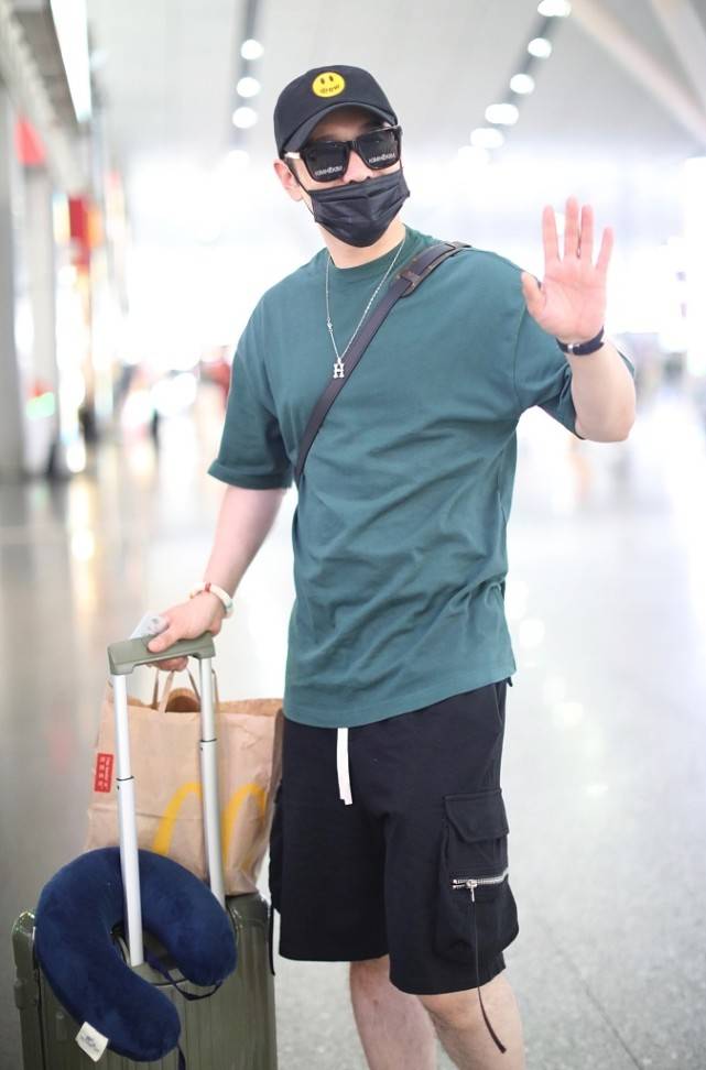 黄晓明打造文艺范,短裤造型帅气十足,不穿老爹鞋反而更有魅力