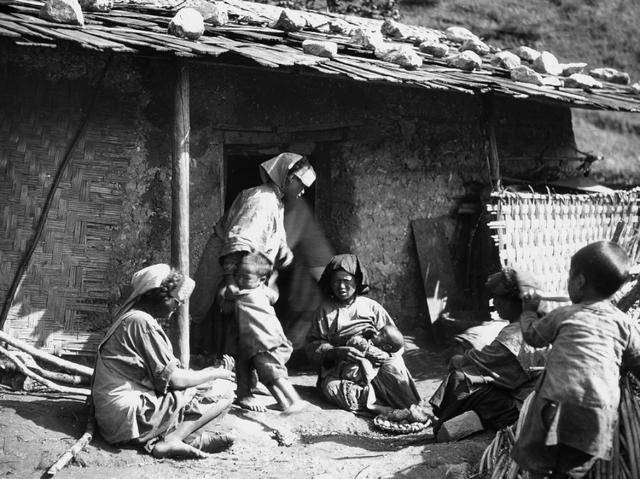 历史老照片1930年海南三亚海棠湾的土著居民