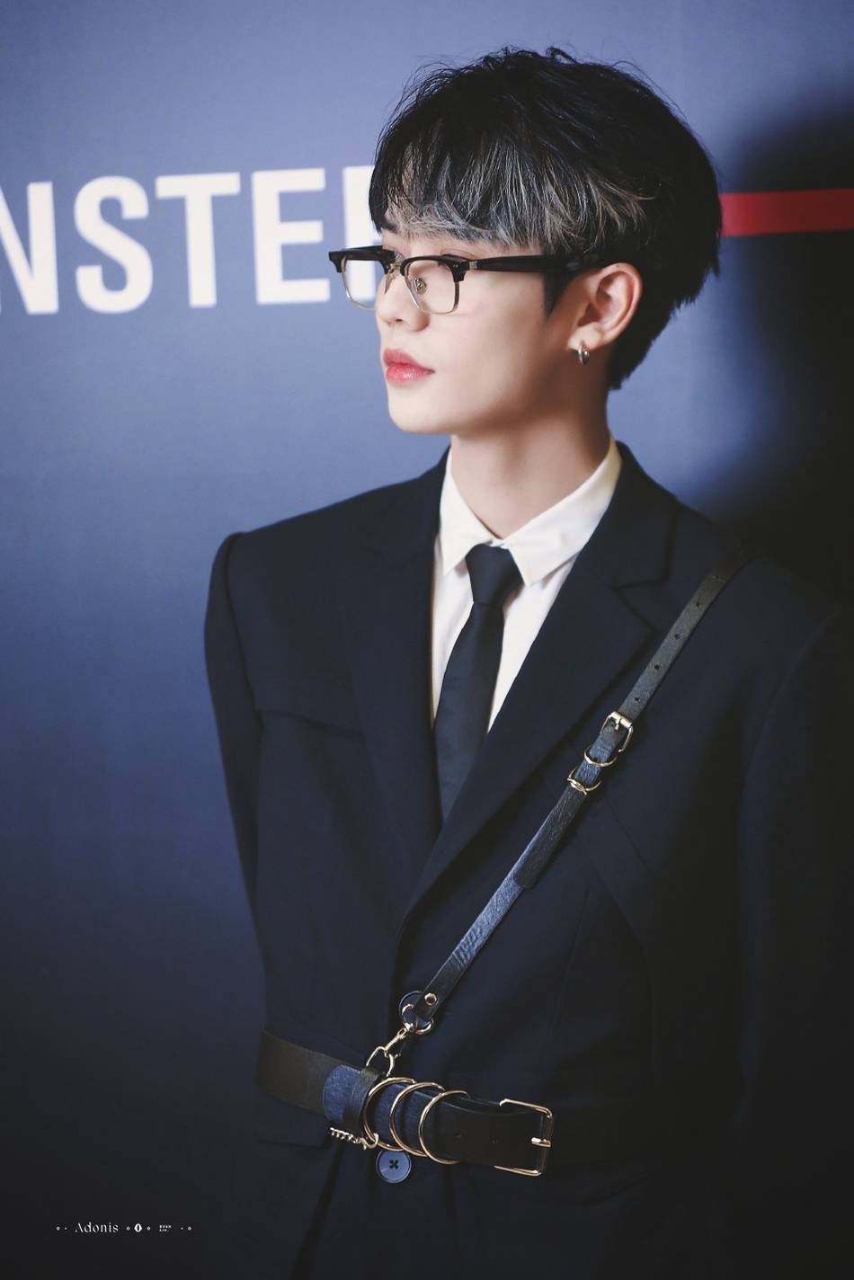 林彦俊戴半框眼镜斯文帅气西装笔挺霸气外露