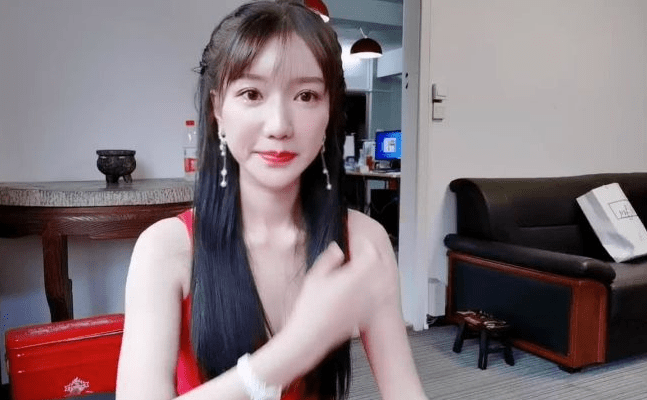 斗鱼女主播遇奇葩粉丝刷10w说是彩礼追着问什么时候出道