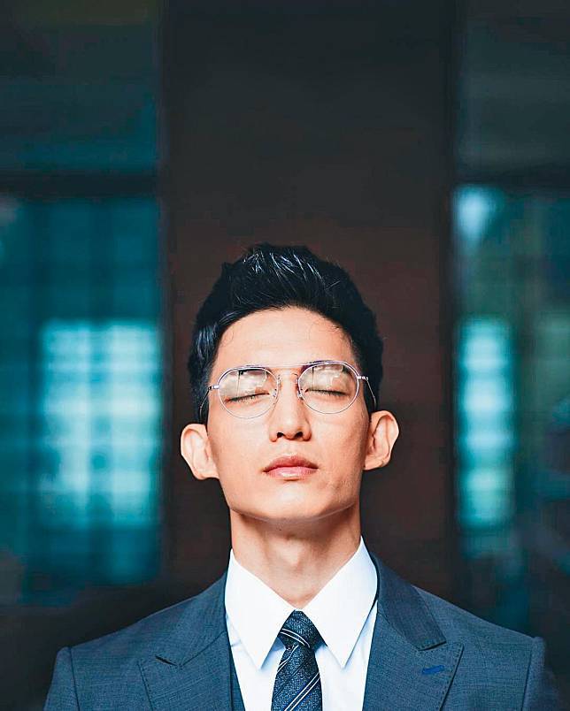 最近,据台湾传媒消息,今年32岁的台剧男神王家梁,原来一直深受眼疾所