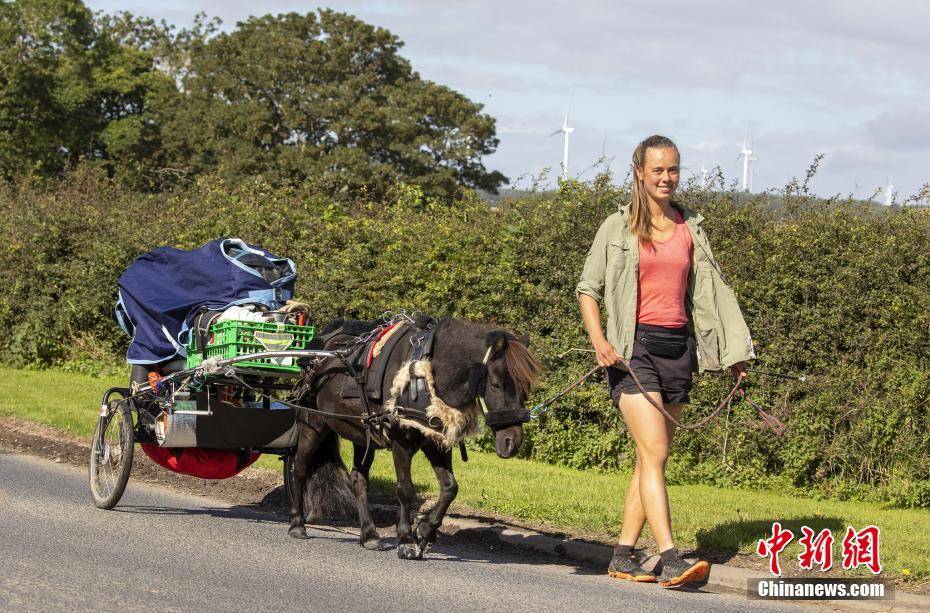 无法忍受分离 德国女孩拉马徒步4千公里赴英求学