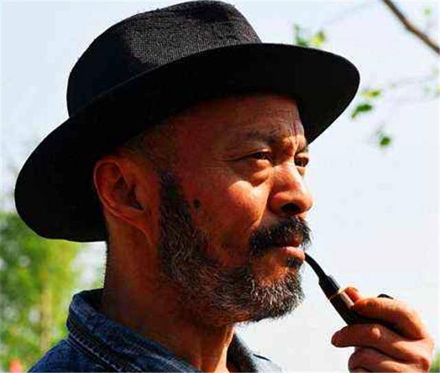 原创为供两个女儿上学板车哥每天装卸5卡车货物如今怎样了