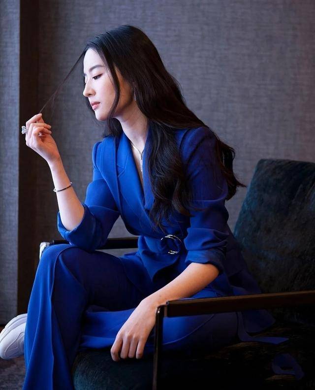 西装采用垫肩和收腰设计,结合流畅利落的裁剪,进一步凸显出刘亦菲率性