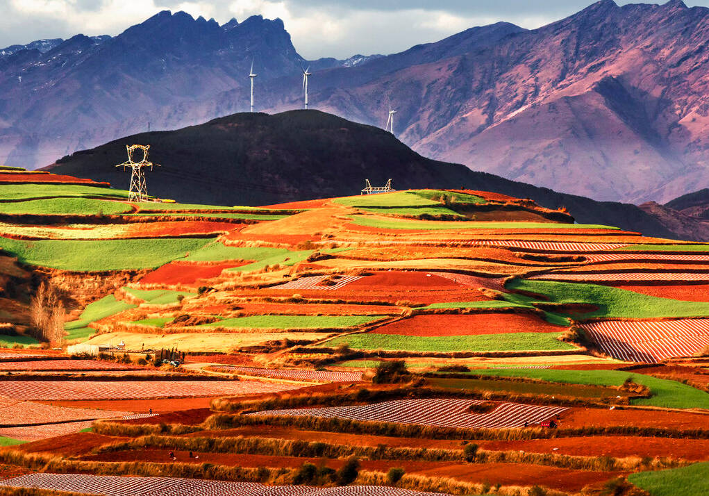 美丽云南多姿多彩,红,黄,绿颜色的土地一片又片,一处又处的美景