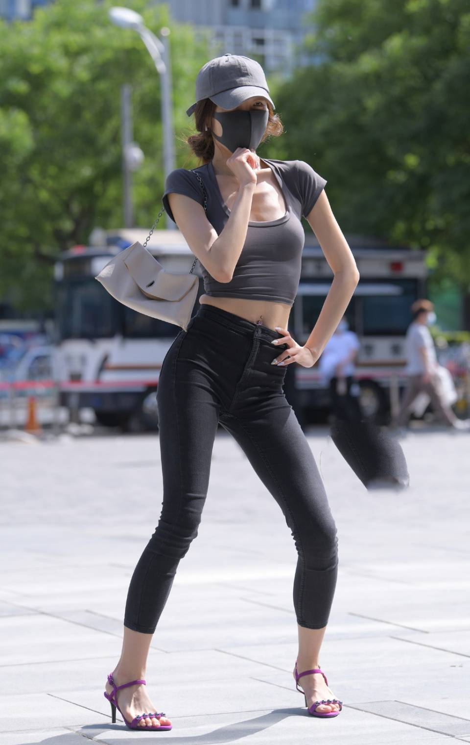 原创美女街拍小姐姐背心搭配牛仔裤小蛮腰大长腿统统都有了时髦就是