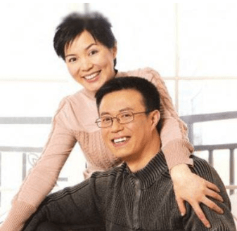 原央视名嘴白燕升照顾瘫痪妻数年,48岁老来得子,儿女双全