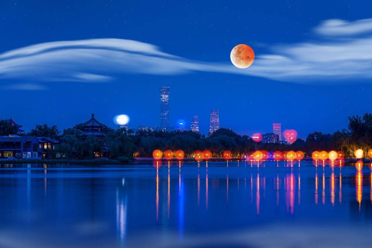 以苗族为例,中秋风俗与月亮紧密相关,按照传统习惯,在中秋之夜要"跳月