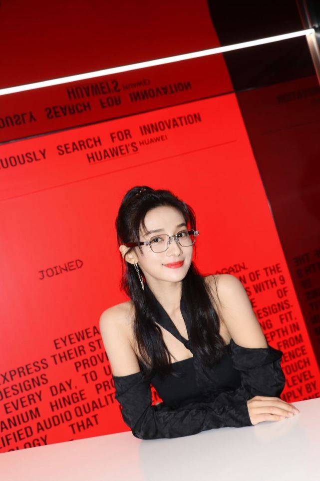 李若宁上海出席品牌活动 酷飒甜美间无缝切换