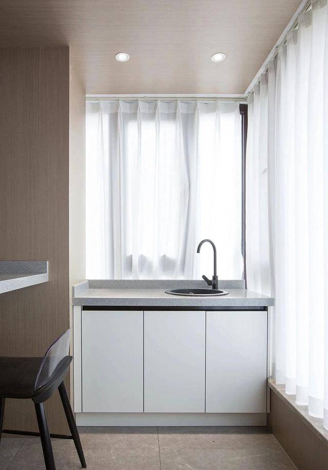 将餐厅外的阳台纳入到室内,增设了吧台和水吧,在这里喝个咖啡,看看书