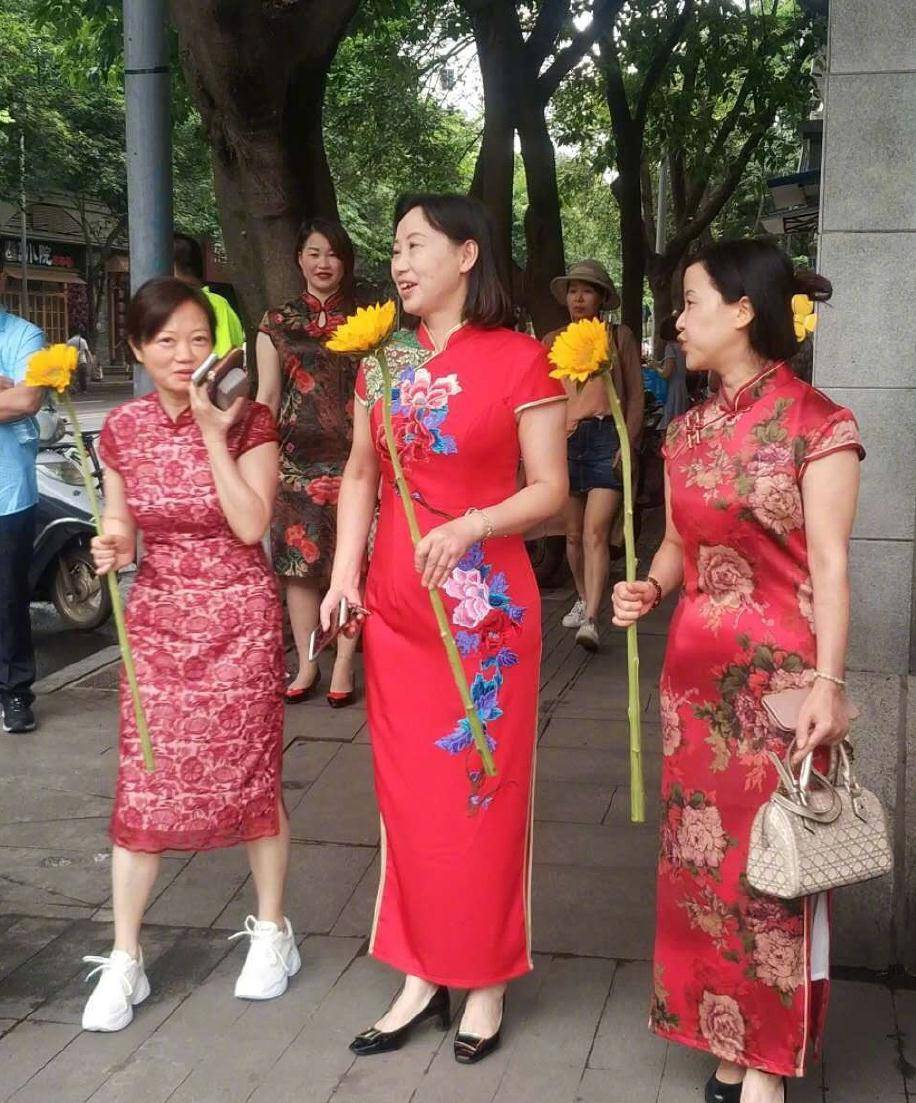 高考第一天,陪考妈妈们穿旗袍,举向日葵,花式加油法戏好足!