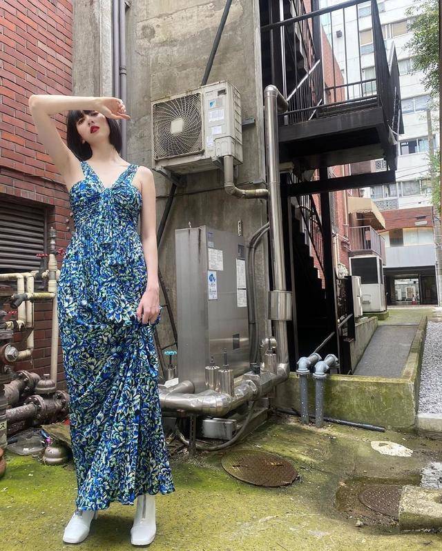 三吉彩花x《anan》,小黑裙展性感事业线,不愧是周杰伦的女主