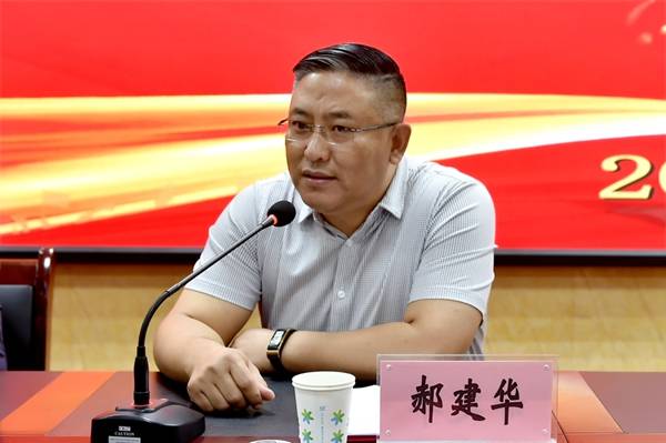 郝建华会长表示,战斗在科技教育战线上的工作者在方寸讲台上奉献着