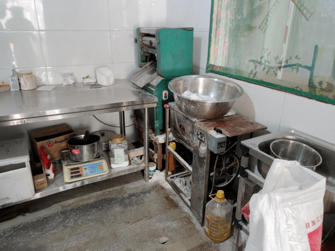 为了进一步保障各麦糕小作坊在实际生产加工中的食品安全,市场监管