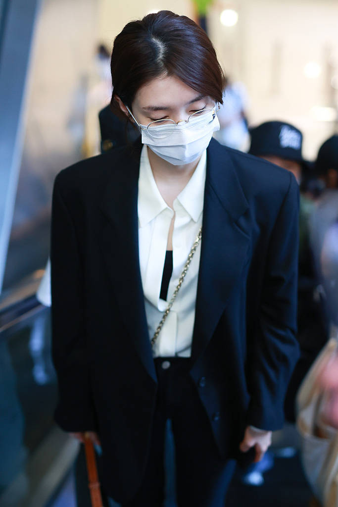 江疏影穿黑西装酷飒十足 低马尾温婉可人柔情似水