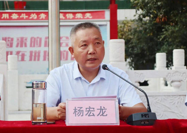 政务主任程玉胜就学生管理中取得的成绩,存在的问题做了总结,就新学期