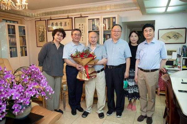 教授对陆院士说:明天就是教师节了,我们几位学生和您的老同事—刘开彦