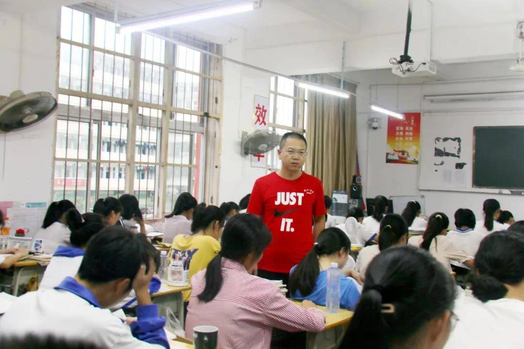 上犹这2名老师火了